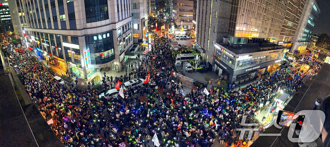 본문 이미지 - 11일 오후 서울 여의도 국민의힘 당사 앞에서 시민들이 윤석열 대통령 탄핵과 국민의힘 해체를 촉구하고 있다. 2024.12.11/뉴스1 ⓒ News1 김진환 기자