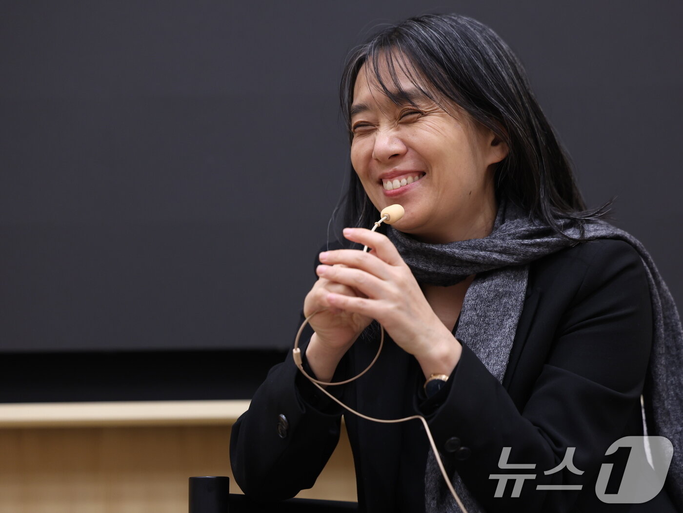 본문 이미지 - 노벨문학상을 수상한 한강이 스웨덴 스톡홀름 스웨덴어판 출판사 ‘나투르 오크 쿨투르’에서 열린 한국 기자단과의 기자간담회에서 취재진 질문에 답하고 있다. 2024.12.11/뉴스1 ⓒ News1 박지혜 기자