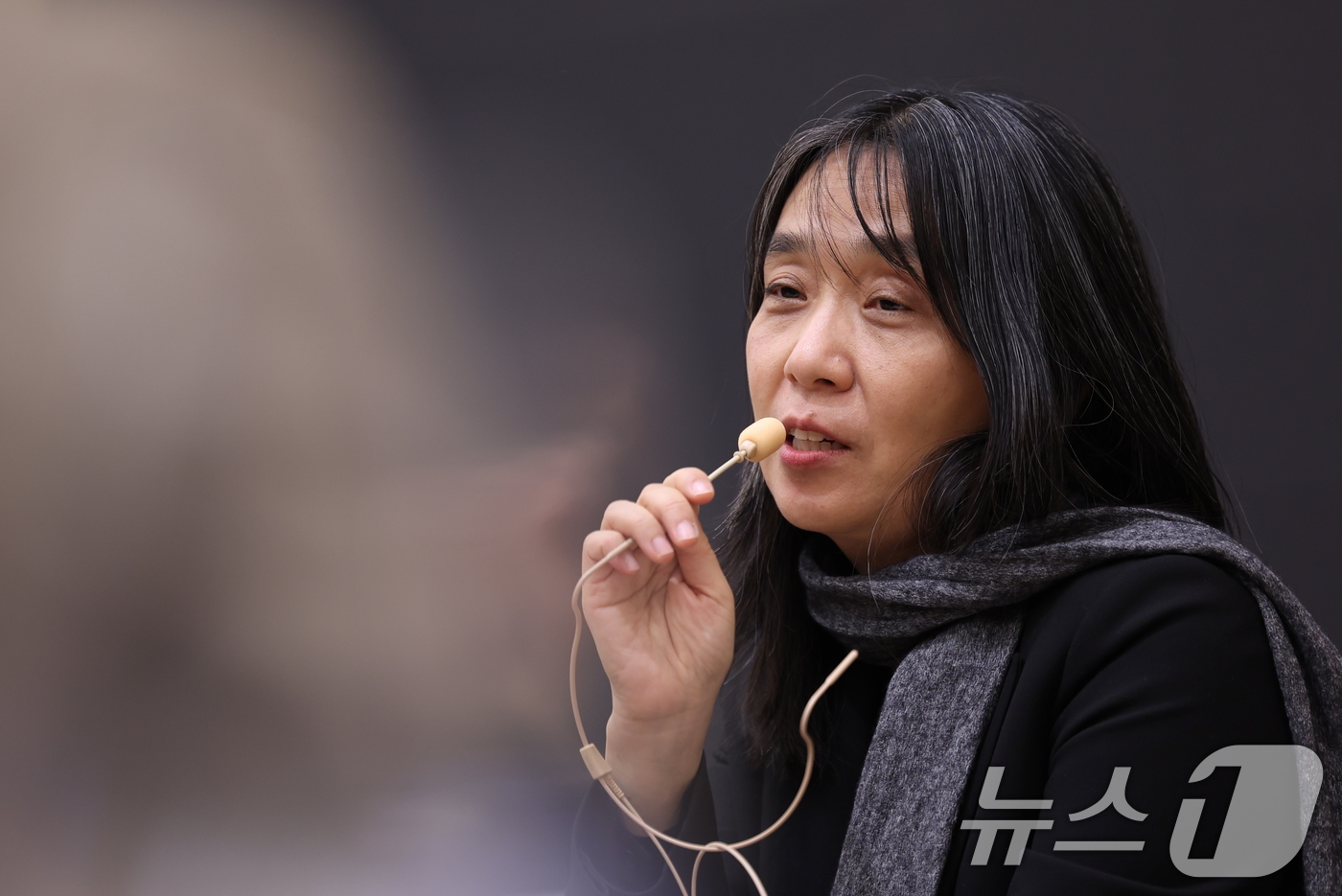 (스톡홀름(스웨덴)=뉴스1) 박지혜 기자 = 노벨문학상을 수상한 한강이 11일(현지시간) 스웨덴 스톡홀름 스웨덴어판 출판사 ‘나투르 오크 쿨투르’에서 열린 한국 기자단과의 기자간담 …