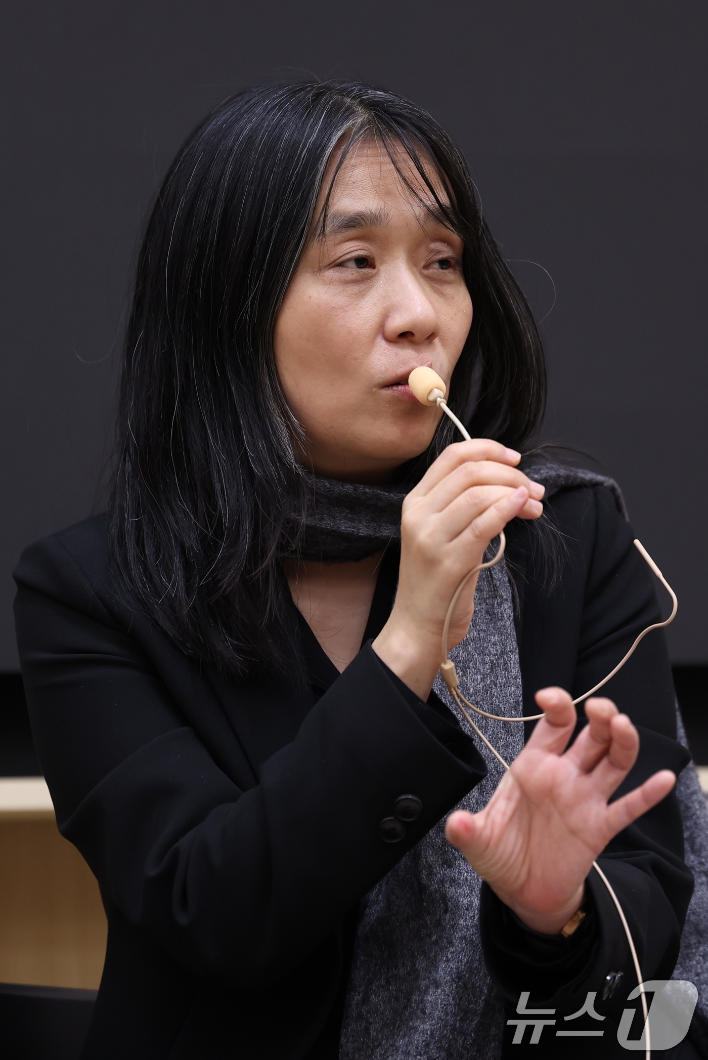 (스톡홀름(스웨덴)=뉴스1) 박지혜 기자 = 노벨문학상을 수상한 한강이 11일(현지시간) 스웨덴 스톡홀름 스웨덴어판 출판사 ‘나투르 오크 쿨투르’에서 열린 한국 기자단과의 기자간담 …