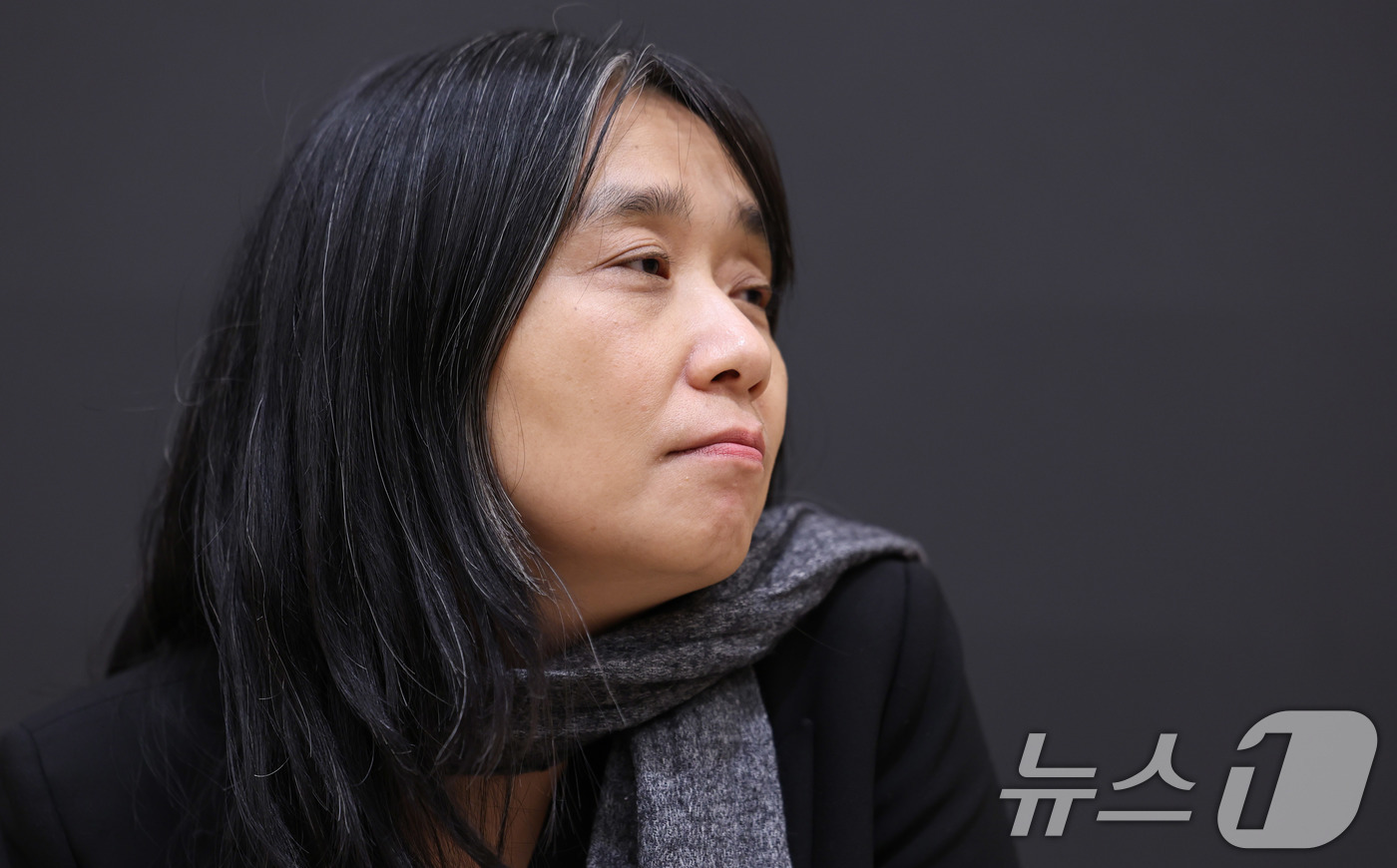 (스톡홀름(스웨덴)=뉴스1) 박지혜 기자 = 노벨문학상을 수상한 한강이 11일(현지시간) 스웨덴 스톡홀름 스웨덴어판 출판사인 ‘나투르 오크 쿨투르’에서 열린 한국 기자단과의 기자간 …