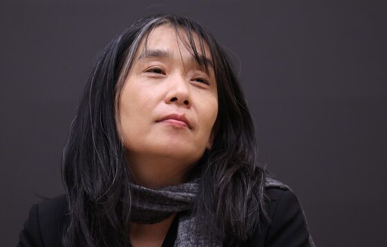 한강 "파면은 보편적 가치를 지키는 일"…문인 414명 한줄성명