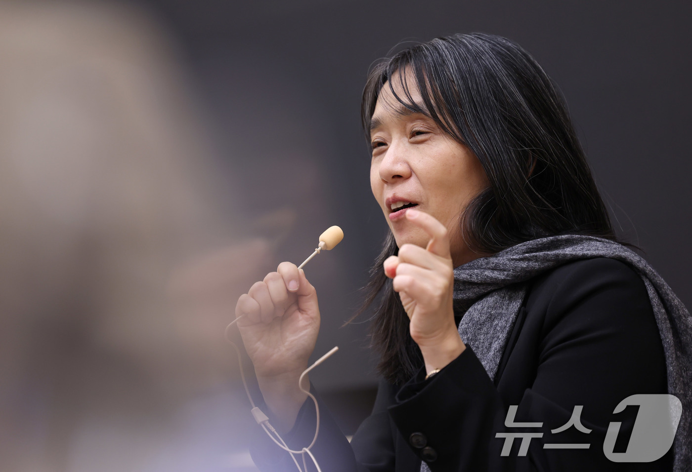 (스톡홀름(스웨덴)=뉴스1) 박지혜 기자 = 노벨문학상을 수상한 한강이 11일(현지시간) 스웨덴 스톡홀름 스웨덴어판 출판사인 ‘나투르 오크 쿨투르’에서 열린 한국 기자단과의 기자간 …