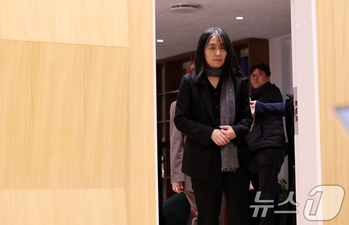 (스톡홀름(스웨덴)=뉴스1) 박지혜 기자 = 노벨문학상을 수상한 한강이 11일(현지시간) 스웨덴 스톡홀름 스웨덴어판 출판사인 ‘나투르 오크 쿨투르’에서 열린 한국 기자단과의 기자간 …