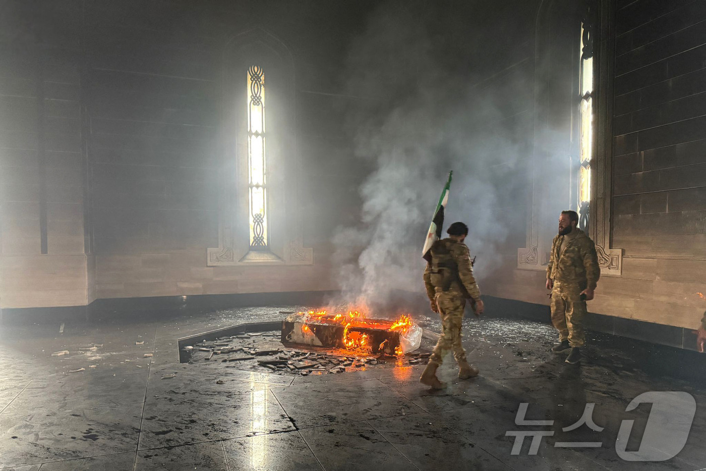 (카르다하 AFP=뉴스1) 정지윤 기자 = 시리아 서부 라타키아주 카르다하 지역에서 최근 러시아로 도피한 뱌사르 알 아사드 시리아 대통령의 아버지 하페즈 알아사드의 묘지가 불타고 …
