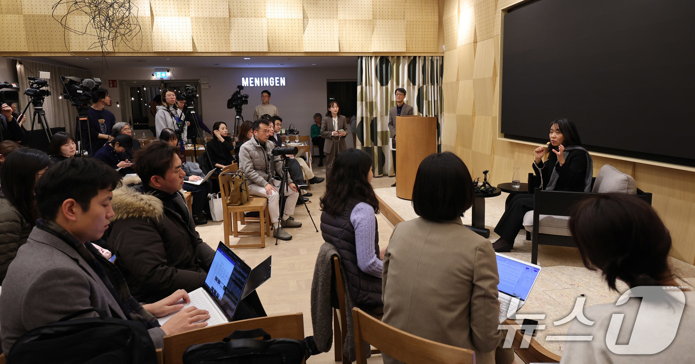 (스톡홀름(스웨덴)=뉴스1) 박지혜 기자 = 노벨문학상을 수상한 한강이 11일(현지시간) 스웨덴 스톡홀름 스웨덴어판 출판사인 ‘나투르 오크 쿨투르’에서 열린 한국 기자단과의 기자간 …