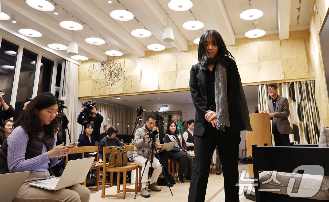 (스톡홀름(스웨덴)=뉴스1) 박지혜 기자 = 노벨문학상을 수상한 한강이 11일(현지시간) 스웨덴 스톡홀름 스웨덴어판 출판사인 ‘나투르 오크 쿨투르’에서 한국 기자단과의 기자간담회를 …