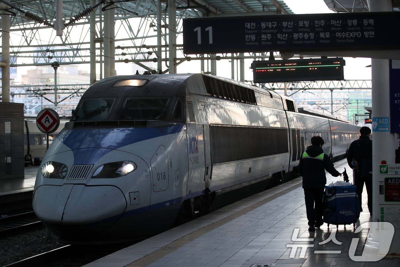 (서울=뉴스1) 이승배 기자 = 12일 서울역에 열차가 도착하고 있다.한국철도공사(코레일)와 철도노조(전국철도노동조합)는 지난 10일부터 시작된 30시간의 릴레이 교섭 끝에 11일 …