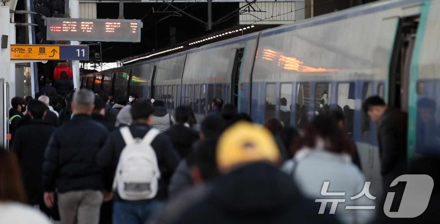 (서울=뉴스1) 이승배 기자 = 12일 서울역 승강장에서 열차 이용객들이 발걸음을 옮기고 있다.한국철도공사(코레일)와 철도노조(전국철도노동조합)는 지난 10일부터 시작된 30시간의 …