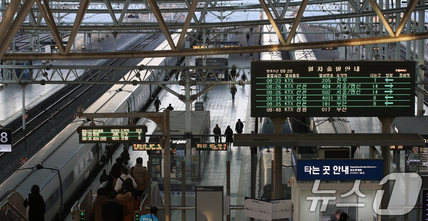 (서울=뉴스1) 이승배 기자 = 12일 서울역 승강장에서 열차 이용객들이 발걸음을 옮기고 있다.한국철도공사(코레일)와 철도노조(전국철도노동조합)는 지난 10일부터 시작된 30시간의 …