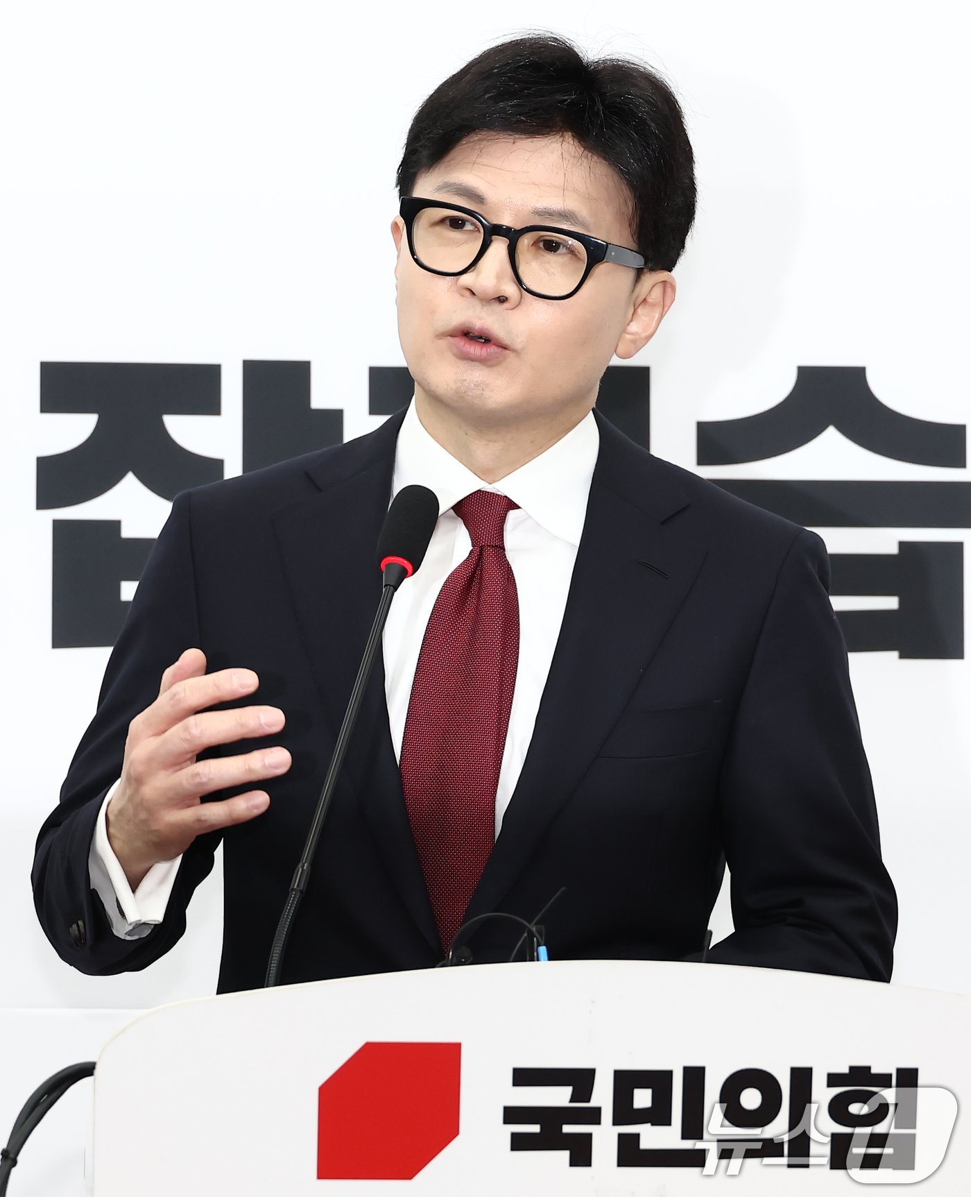 본문 이미지 - 한동훈 국민의힘 대표가 12일 오전 서울 여의도 국회에서 대통령 탄핵 관련 입장 발표를 하고 있다. 2024.12.12/뉴스1 ⓒ News1 김민지 기자