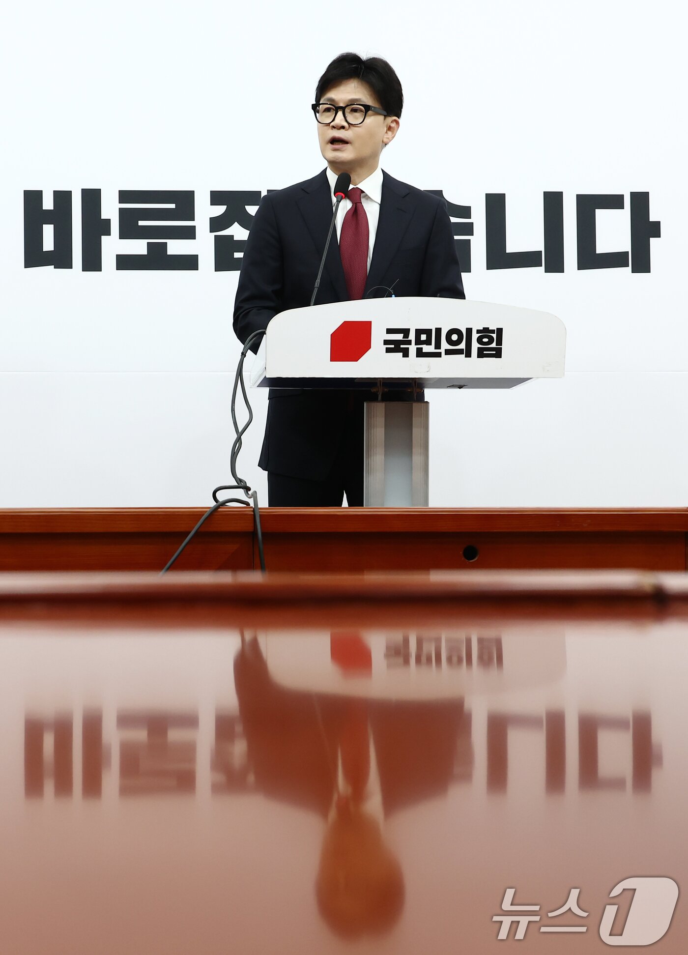 본문 이미지 - 한동훈 국민의힘 대표가 12일 오전 서울 여의도 국회에서 대통령 탄핵 관련 입장 발표를 하고 있다. 2024.12.12/뉴스1 ⓒ News1 김민지 기자