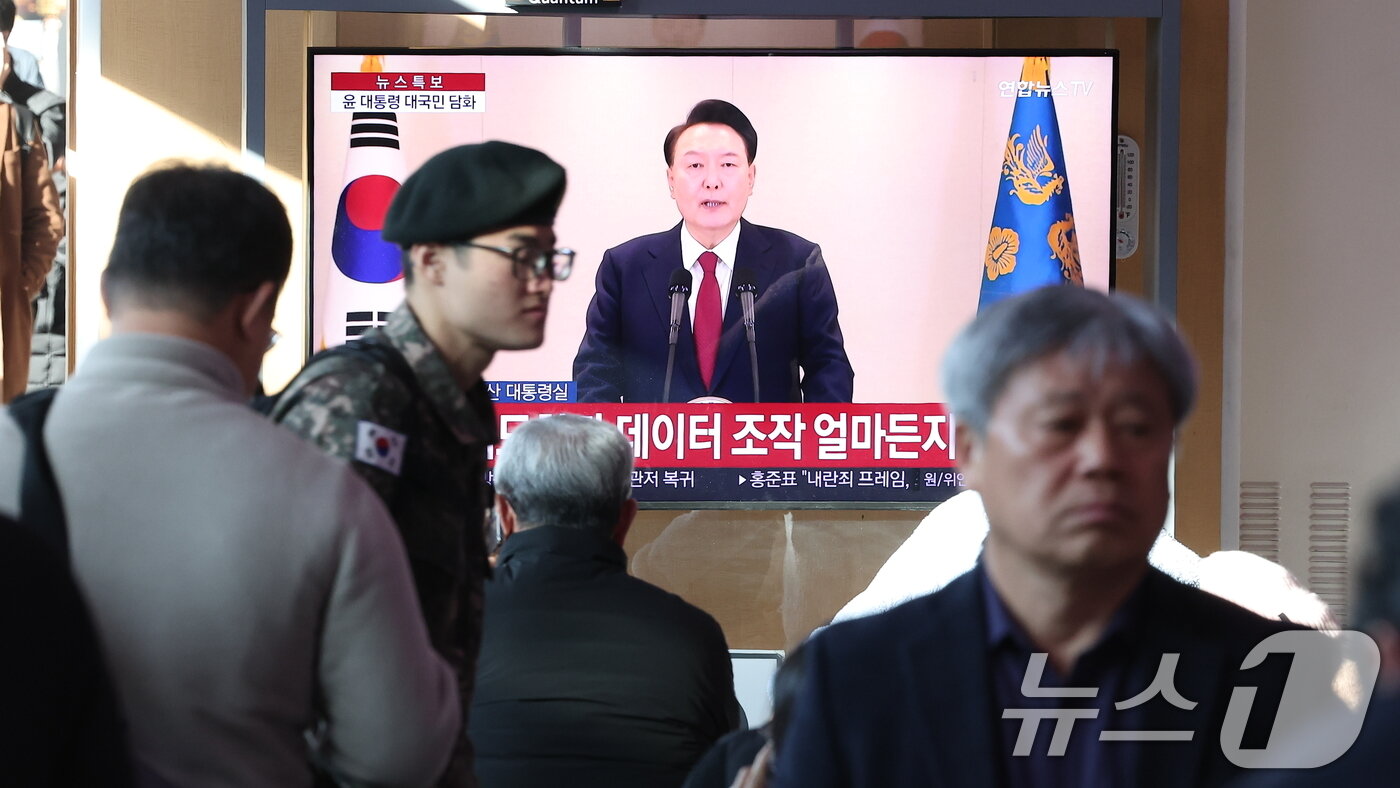 본문 이미지 - 윤석열 대통령에 대한 국회의 탄핵소추안 발의일인 12일 서울 중구 서울역 대합실에서 시민들이 윤석열 대통령의 4번째 대국민 담화를 시청하고 있다. 2024.12.12/뉴스1 ⓒ News1 김성진 기자