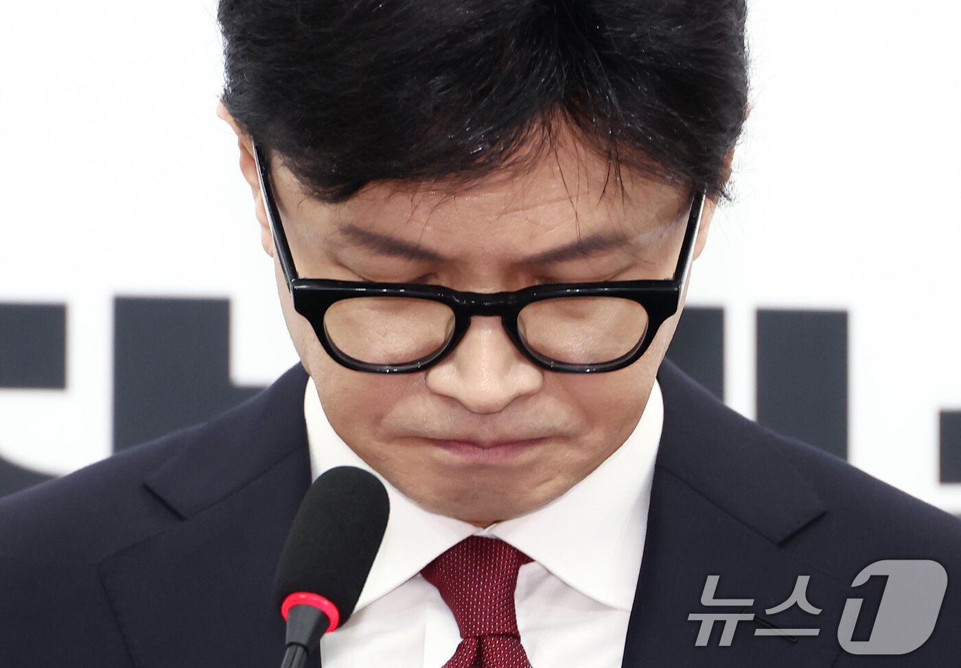본문 이미지 - 한동훈 국민의힘 대표가 12일 오전 서울 여의도 국회에서 대통령 탄핵 관련 입장 발표를 하던 도중 고개를 떨구고 있다. 2024.12.12/뉴스1 ⓒ News1 김민지 기자
