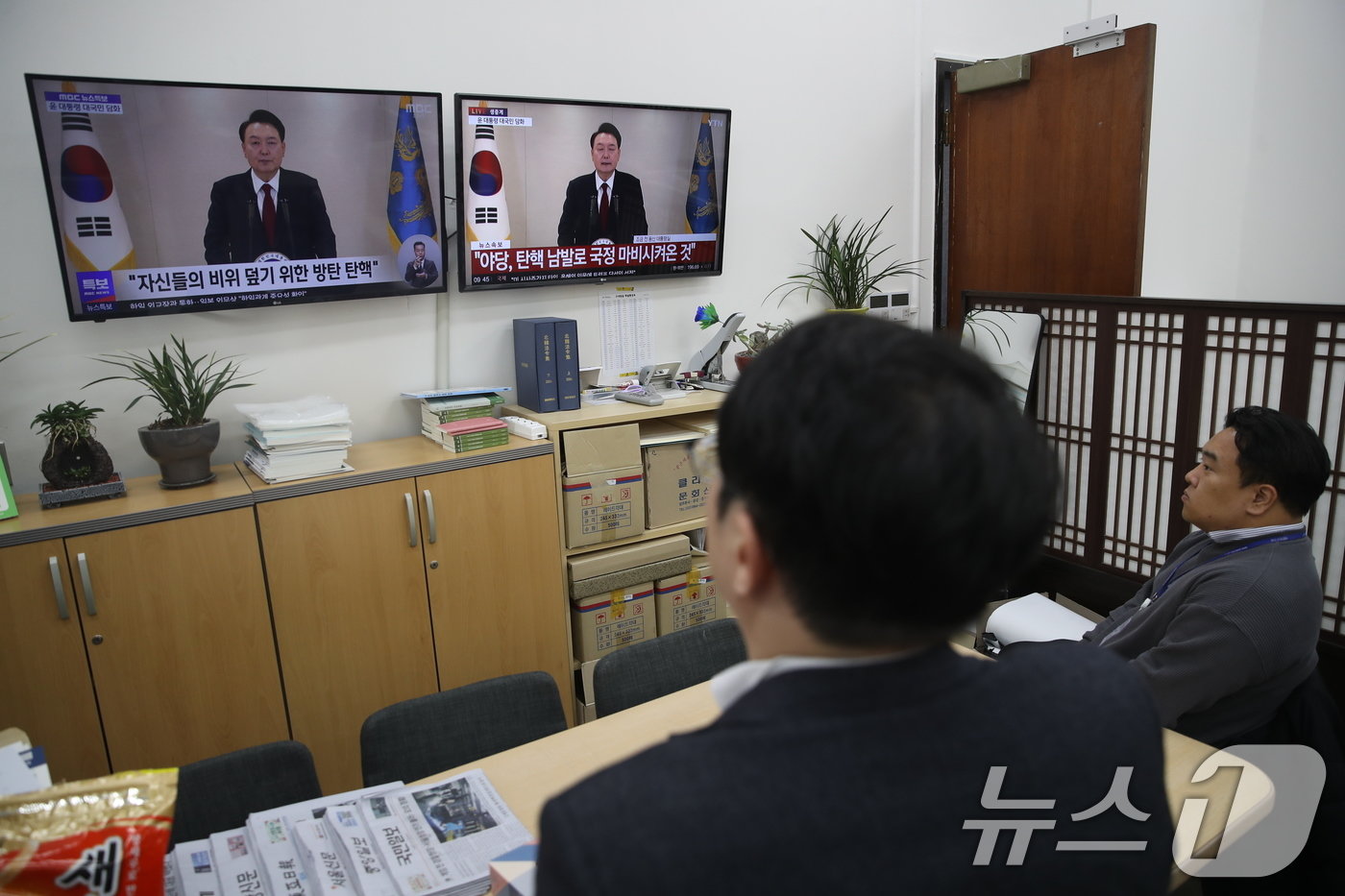 더불어민주당 당직자들이 12일 오전 서울 여의도 국회에서 윤석열 대통령의 담화를 지켜보고 있다. 2024.12.12/뉴스1 ⓒ News1 이광호 기자