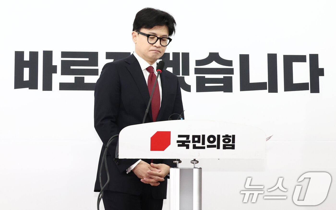 본문 이미지 - 한동훈 국민의힘 대표가 12일 오전 서울 여의도 국회에서 대통령 탄핵 관련 입장 발표를 하기 위해 들어서고 있다. 2024.12.12/뉴스1 ⓒ News1 김민지 기자