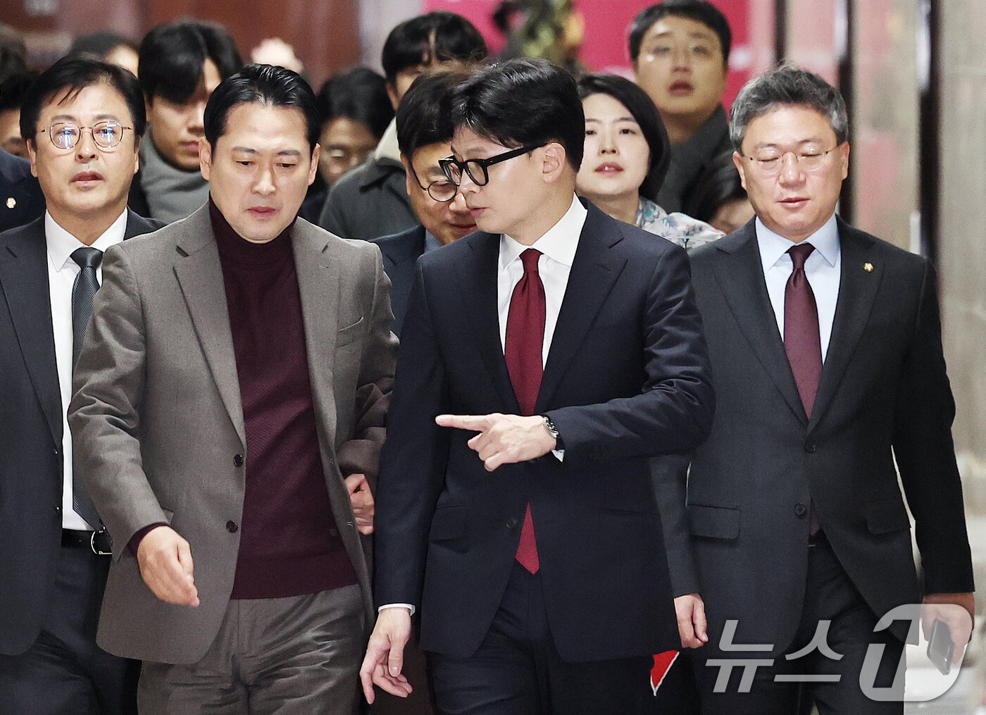 본문 이미지 - 국민의힘 한동훈 대표와 장동혁 최고위원이 12일 오전 서울 여의도 국회에서 열린 최고위원회의에 참석하며 대화하고 있다. 2024.12.12/뉴스1 ⓒ News1 구윤성 기자