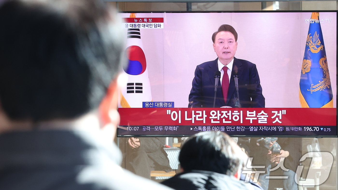 본문 이미지 - 윤석열 대통령에 대한 국회의 탄핵소추안 발의일인 12일 서울 중구 서울역 대합실에서 시민들이 윤석열 대통령의 4번째 대국민 담화를 시청하고 있다. 2024.12.12/뉴스1 ⓒ News1 김성진 기자