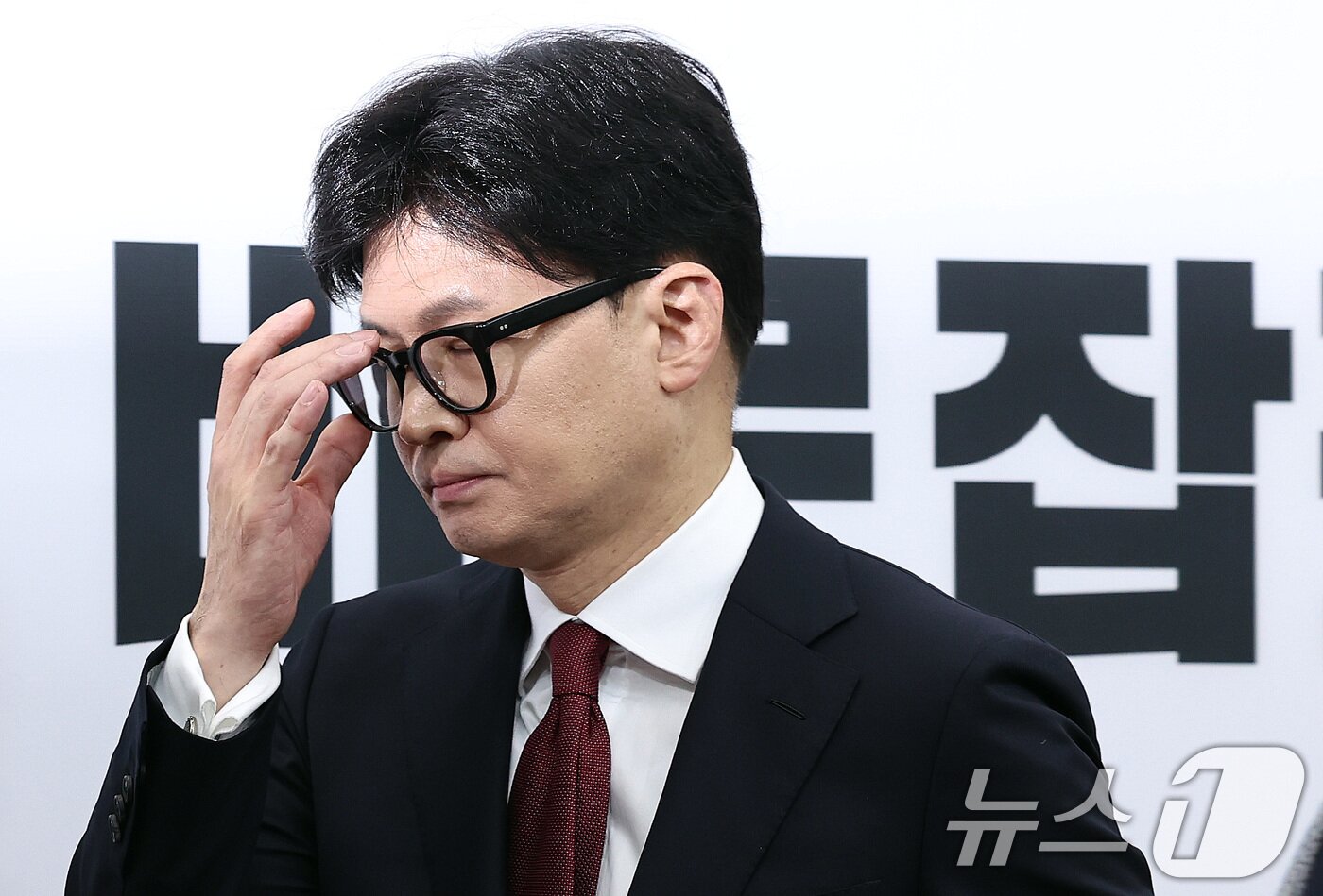본문 이미지 - 한동훈 국민의힘 대표가 12일 오전 서울 여의도 국회에서 대통령 탄핵 관련 입장 발표 회견을 마친 뒤 회견장을 나서고 있다. 2024.12.12/뉴스1 ⓒ News1 구윤성 기자