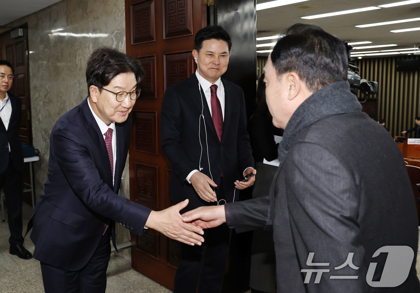 (서울=뉴스1) 구윤성 기자 = 국민의힘 권성동(왼쪽), 김태호 원내대표 후보가 12일 오후 서울 여의도 국회에서 열린 2024 원내대표 선출 선거 의원총회를 앞두고 의원들과 인사 …