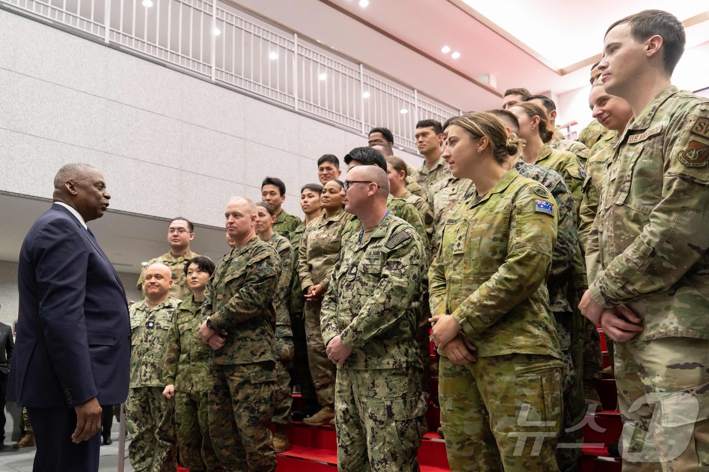 (도쿄 AFP=뉴스1) 우동명 기자 = 로이드 오스틴 미국 국방장관이 11일 (현지시간) 도쿄에 있는 육상 자위대 아사카 베이스 캠프를 방문해 미국과 일본, 호주 장병을 상대로 격 …