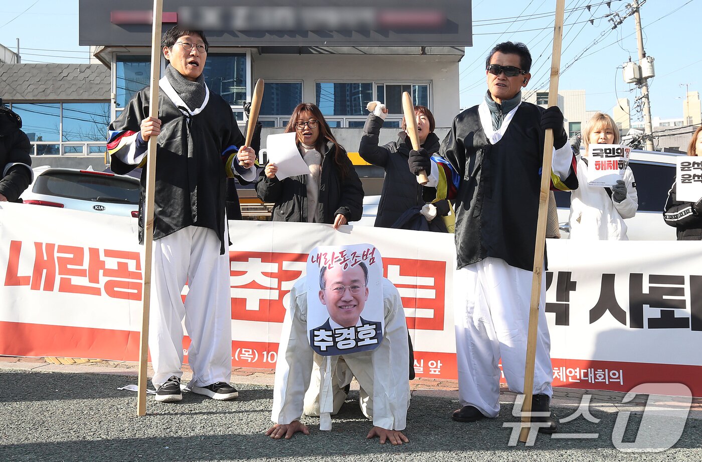 본문 이미지 - 대구시민단체연대회의 관계자들이 12일 오전 대구 달성군 화원읍 추경호 국민의힘 의원 사무실 앞에서 가진 기자회견에서 추 의원 석고대죄 퍼포먼스를 하고 있다. 2024.12.12/뉴스1 ⓒ News1 공정식 기자