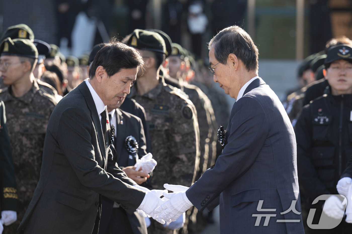 (서울=뉴스1) 김명섭 기자 = 한덕수 국무총리와 국방부 장관 직무대행인 김선호 차관이 12일 서울 동작구 국립서울현충원 현충관에서 엄수된 2024년 6·25 전사자 발굴유해 합동 …