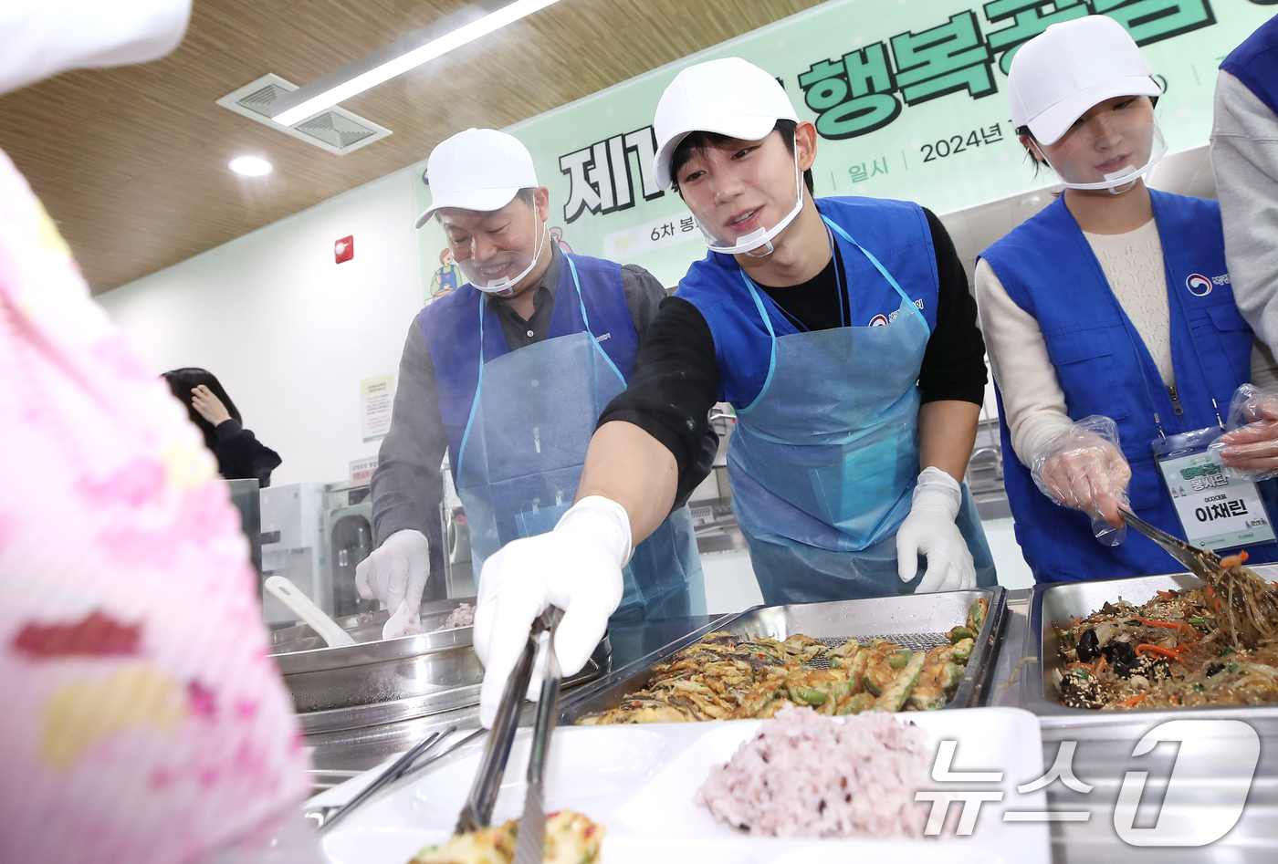 (서울=뉴스1) 권현진 기자 = 이용욱 복권위원회 사무처장과 배우 정해인(가운데)이 12일 서울 마포구 염리종합사회복지관에서 취약계층을 위한 따뜻한 한 끼 나눔 봉사활동을 하고 있 …