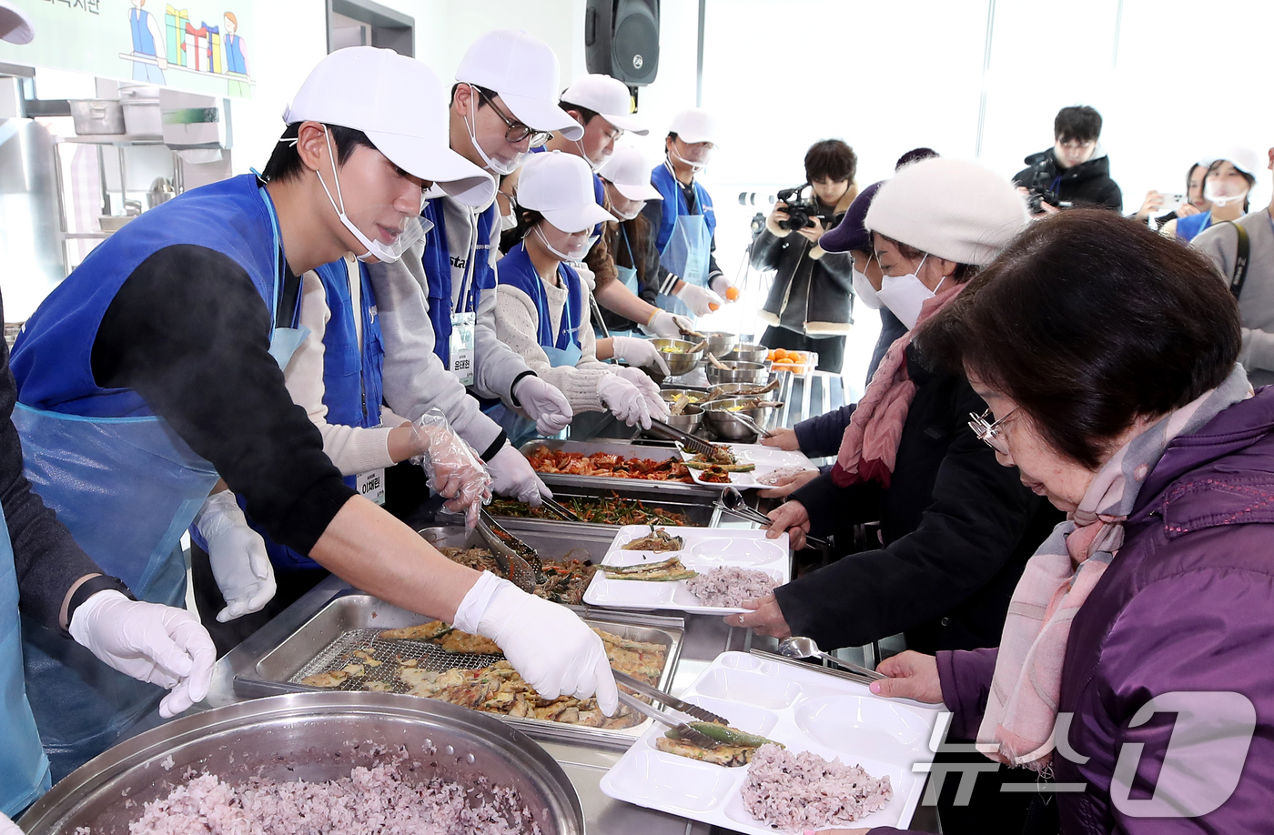 (서울=뉴스1) 권현진 기자 = 배우 정해인(왼쪽)이 12일 서울 마포구 염리종합사회복지관에서 취약계층을 위한 따뜻한 한 끼 나눔 봉사활동을 하고 있다. 2024.12.12/뉴스1 …