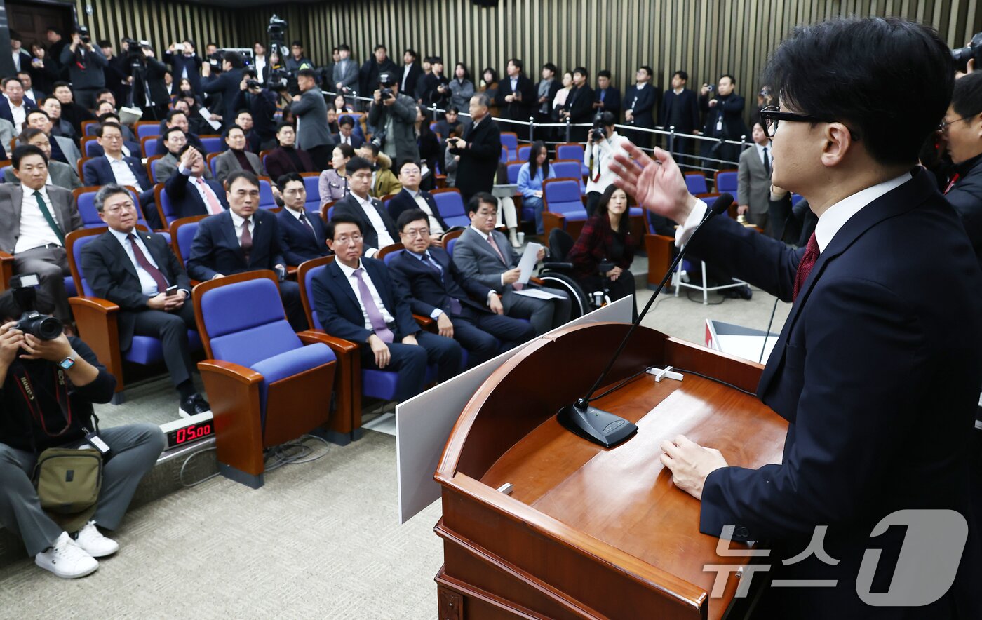 본문 이미지 - 국민의힘 의원들이 12일 오전 서울 여의도 국회에서 열린 2024 원내대표 선출 선거 의원총회에서 한동훈 대표의 윤석열 대통령 탄핵 찬성에 관해 발언에 항의하고 있다. 2024.12.12/뉴스1 ⓒ News1 김민지 기자