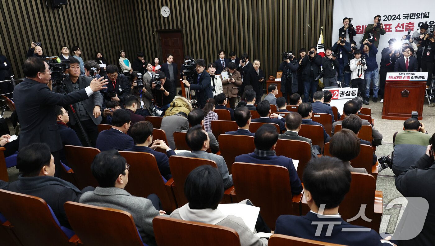 본문 이미지 - 12일 오전 서울 여의도 국회에서 열린 2024 원내대표 선출 선거 의원총회에서 국민의힘 의원들이 한동훈 대표가 인사말 도중 윤석열 대통령 탄핵 찬성에 관해 얘기하자 항의하고 있다. 2024.12.12/뉴스1 ⓒ News1 김민지 기자