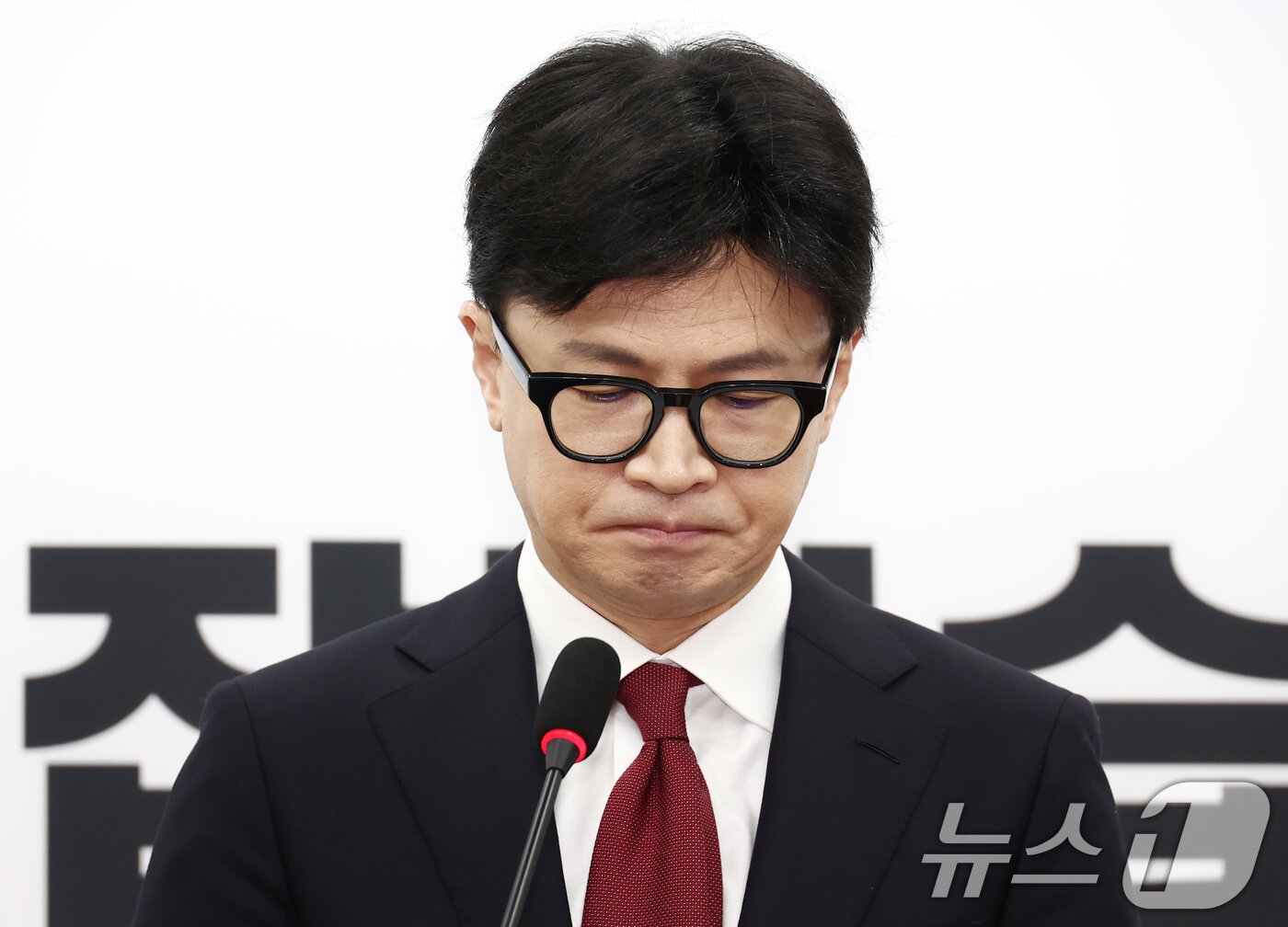 본문 이미지 - 한동훈 국민의힘 대표가 12일 오전 서울 여의도 국회에서 대통령 탄핵 관련 입장 발표를 하던 도중 고개를 떨구고 있다. 2024.12.12/뉴스1 ⓒ News1 김민지 기자