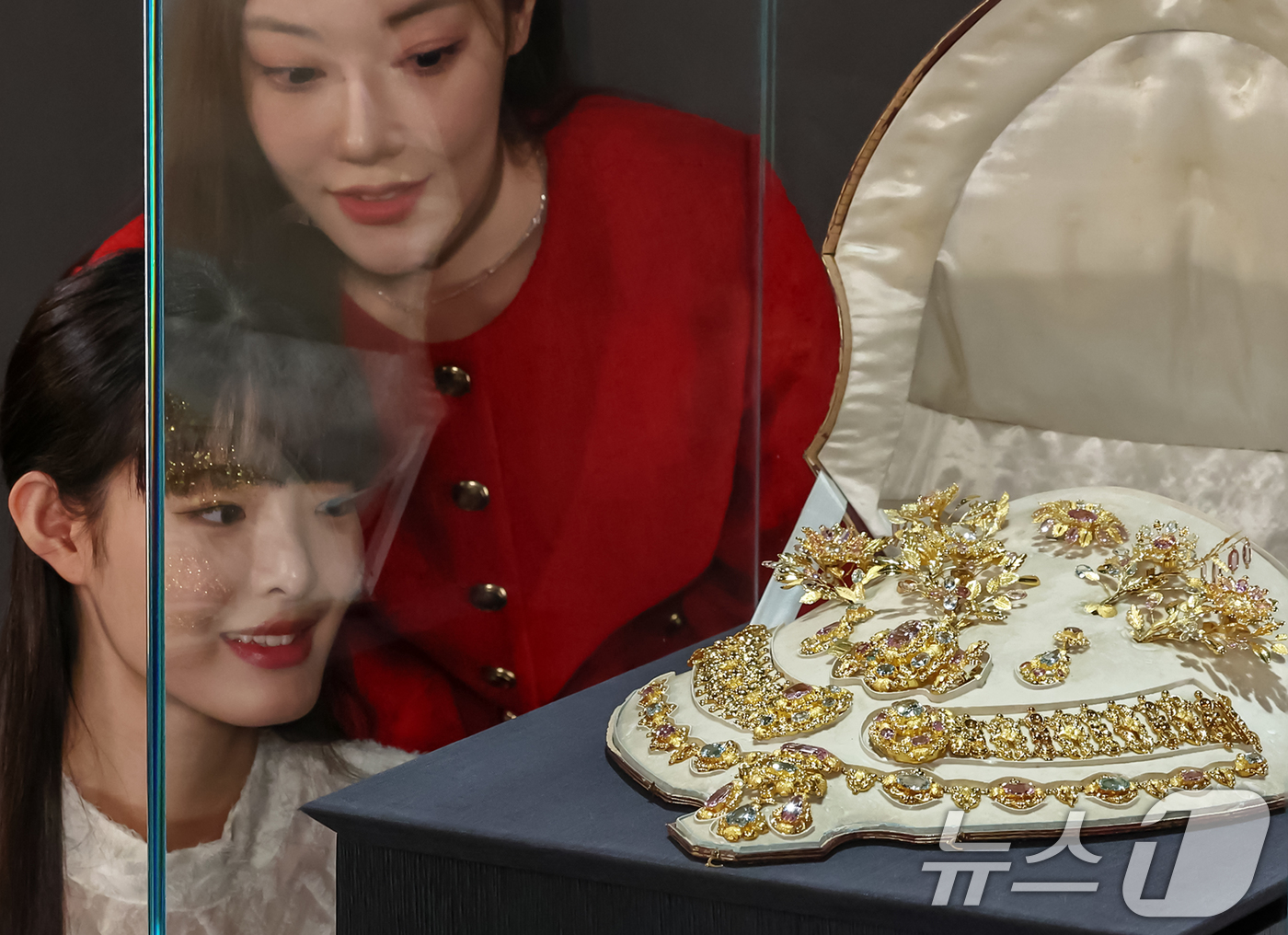 (서울=뉴스1) 민경석 기자 = 12일 오전 서울 송파구 롯데월드타워 롯데뮤지엄에서 모델들이 '디 아트 오브 주얼리(The Art of Jewellery) : 고혹의 보석, 매혹의 …