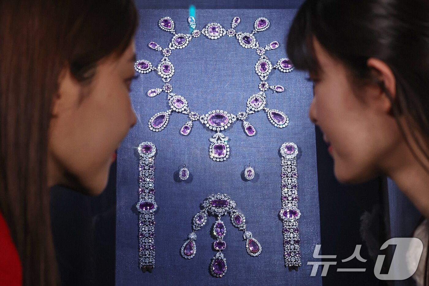 본문 이미지 - 12일 오전 서울 송파구 롯데월드타워 롯데뮤지엄에서 모델들이 '디 아트 오브 주얼리(The Art of Jewellery) : 고혹의 보석, 매혹의 시간' 전시 개막을 맞아 독일 뷔르텐베르크 왕가의 '파뤼르(Parure)'를 선보이고 있다. 2024.12.12/뉴스1 ⓒ News1 민경석 기자