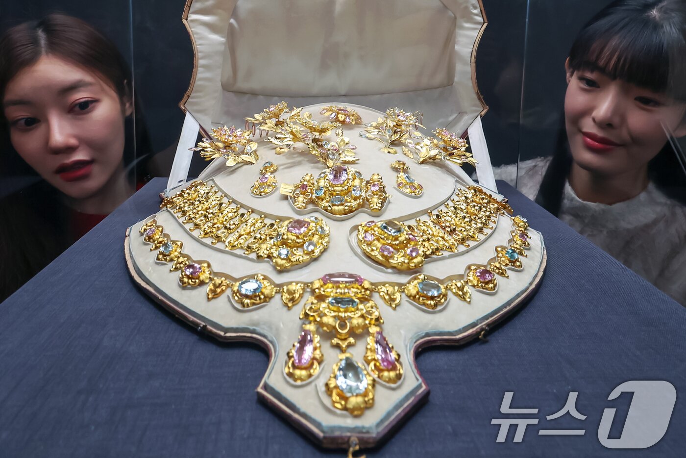 본문 이미지 - 12일 오전 서울 송파구 롯데월드타워 롯데뮤지엄에서 모델들이 '디 아트 오브 주얼리(The Art of Jewellery) : 고혹의 보석, 매혹의 시간' 전시 개막을 맞아 루미니 후작 부인의 '파뤼르(Parure)'를 선보이고 있다. 2024.12.12/뉴스1 ⓒ News1 민경석 기자