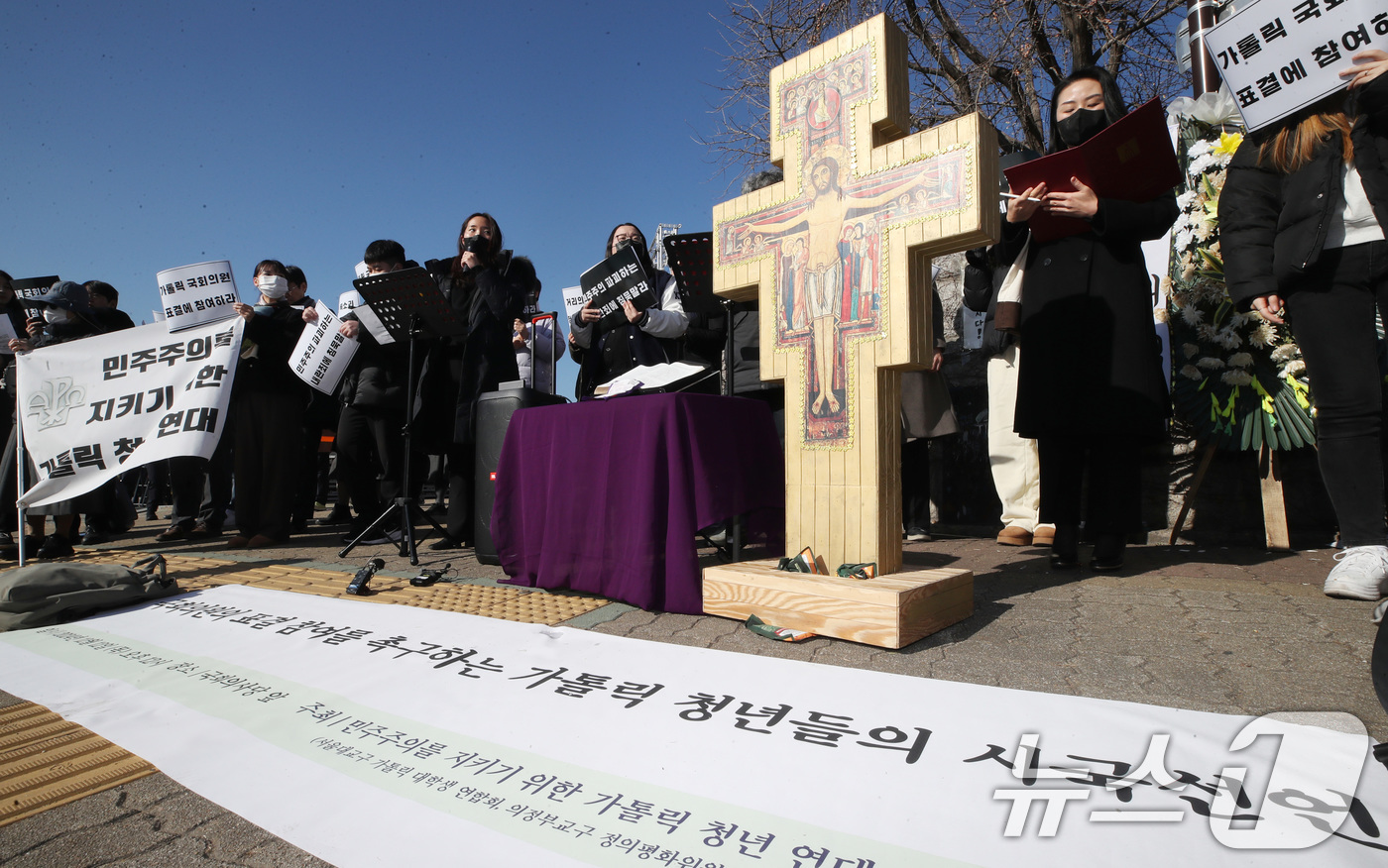 (서울=뉴스1) 임세영 기자 = 민주주의를 지키기 위한 가톨릭청년연대 관계자들이 12일 서울 영등포구 여의도 국회 앞에서 '국회의원의 표결 참여를 촉구하는 가톨릭 청년들의 시국선언 …