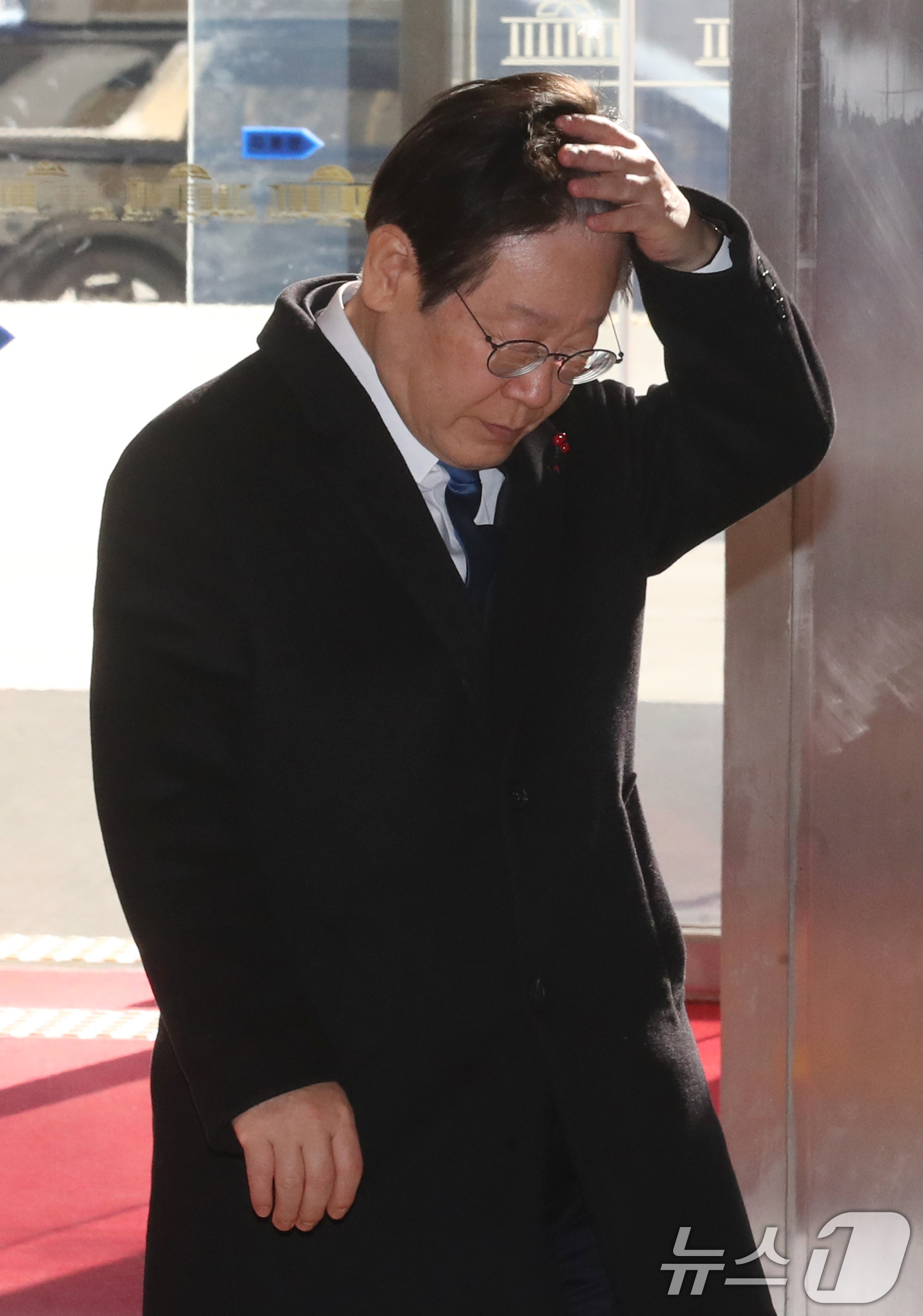 (서울=뉴스1) 이광호 기자 = 이재명 더불어민주당 대표가 12일 오전 윤석열 대통령의 대국민 담화 발표 직후 서울 여의도 국회 본청으로 들어서고 있다. 2024.12.12/뉴스1 …