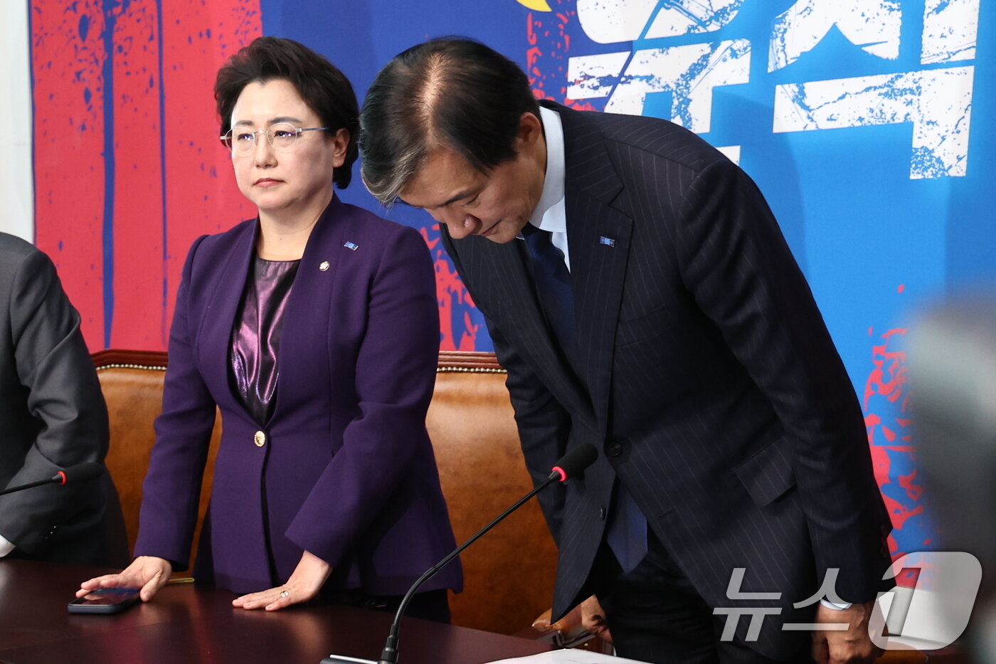 본문 이미지 - 조국 조국혁신당 대표가 12일 오후 서울 여의도 국회에서 대법원 판결 관련 입장 표명 기자회견에서 고개 숙여 인사하고 있다. 2024.12.12/뉴스1 ⓒ News1 구윤성 기자