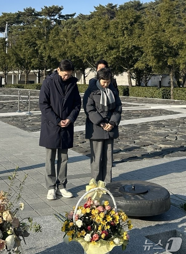 (서울=뉴스1) = 김경수 전 경남지사가 12일 오전 경남 김해 봉하마을을 찾아 고 노무현 전 대통령 묘역을 참배하고 있다.김 전 지사는 묘역 참배 후 노무현 전 대통령 사저를 찾 …