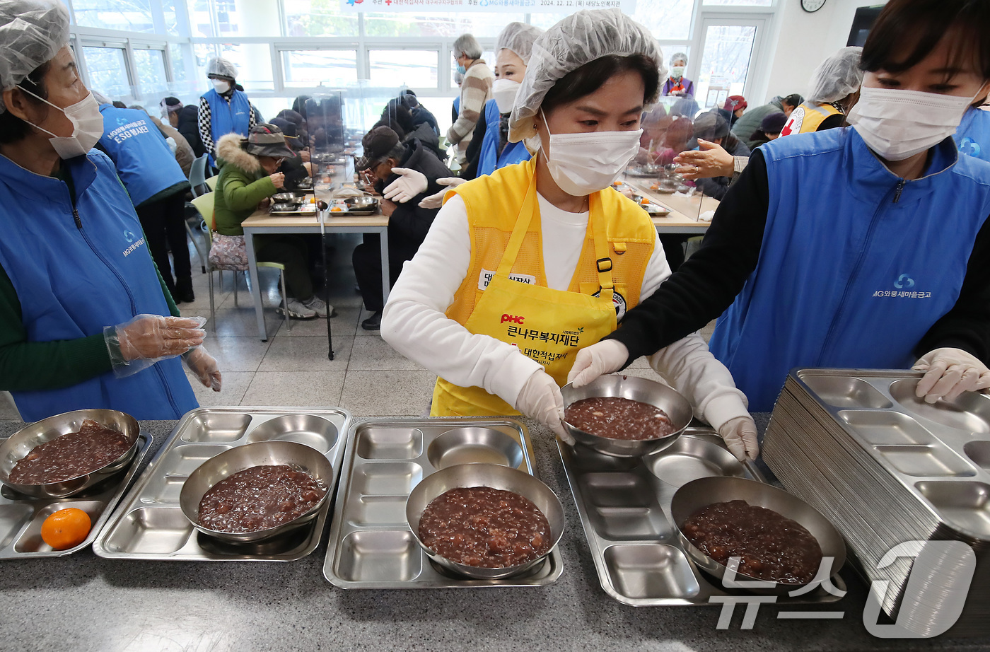(대구=뉴스1) 공정식 기자 = 12일 대구 서구 내당노인복지관에서 지역 어르신을 위해 마련한 '사랑의 팥죽 나눔' 행사에 참여한 대한적십자사 대구서구지구협의회와 MG와룡새마을금고 …