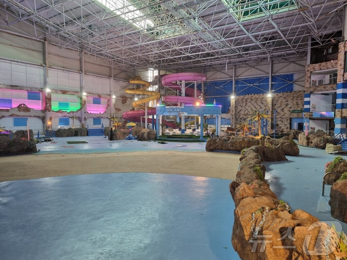 본문 이미지 - 21일 개장을 앞두고 있는 김제온천(쿰다 스파랜드) 내부시설.(김제시 제공) 2024.12.12/뉴스1