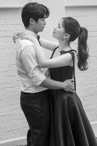 본문 이미지 - 삼성 라이온즈 김태훈과 신부 한영신씨. (삼성 라이온즈 제공)