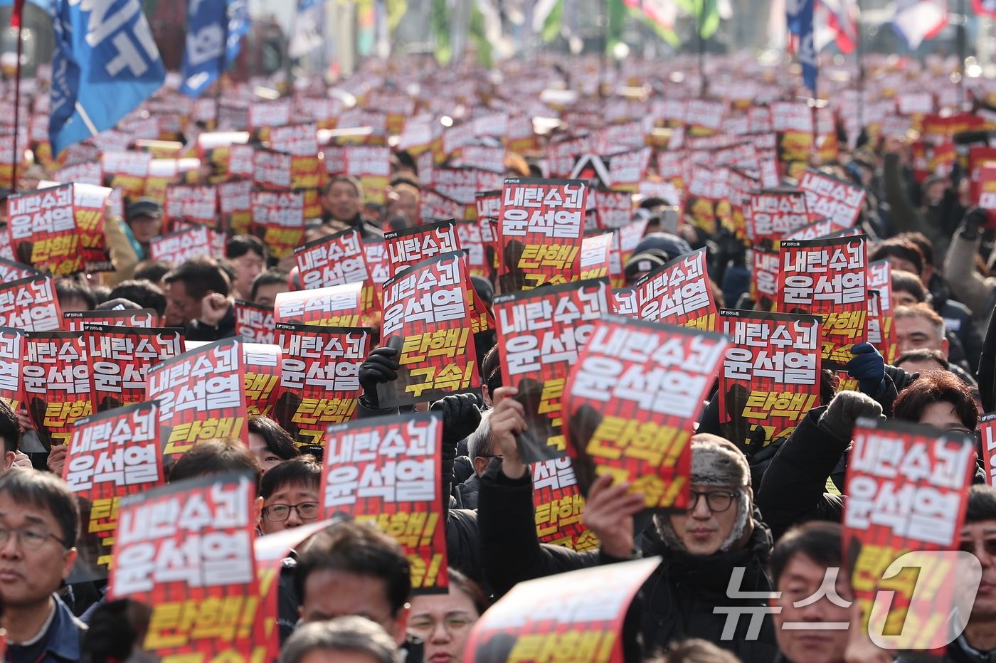 (서울=뉴스1) 김성진 기자 = 민주노총 조합원들이 12일 서울 중구 세종대로에서 열린  '내란주범 윤석열 즉각 탄핵구속! 내란동조 국민의힘 해체!' 노동자 시민대회에서 구호를 외 …