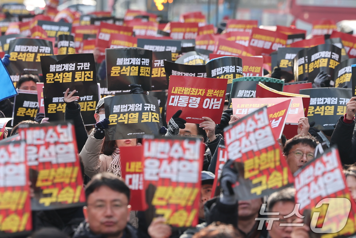(서울=뉴스1) 김성진 기자 = 민주노총 조합원들이 12일 서울 중구 세종대로에서 열린  '내란주범 윤석열 즉각 탄핵구속! 내란동조 국민의힘 해체!' 노동자 시민대회에서 구호를 외 …