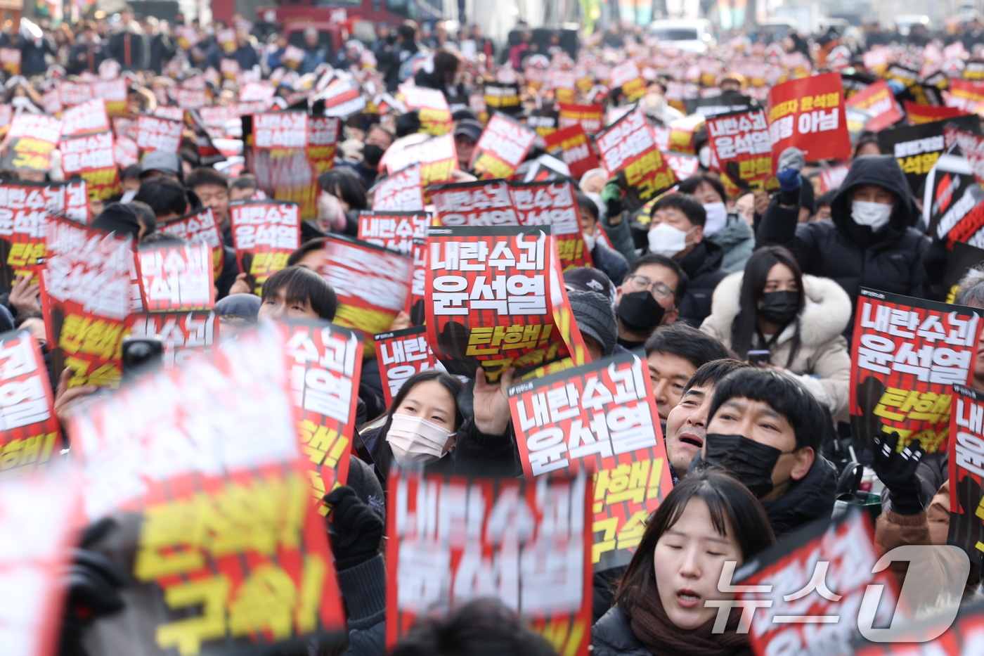 (서울=뉴스1) 김성진 기자 = 민주노총 조합원들이 12일 서울 중구 세종대로에서 열린  '내란주범 윤석열 즉각 탄핵구속! 내란동조 국민의힘 해체!' 노동자 시민대회에서 구호를 외 …