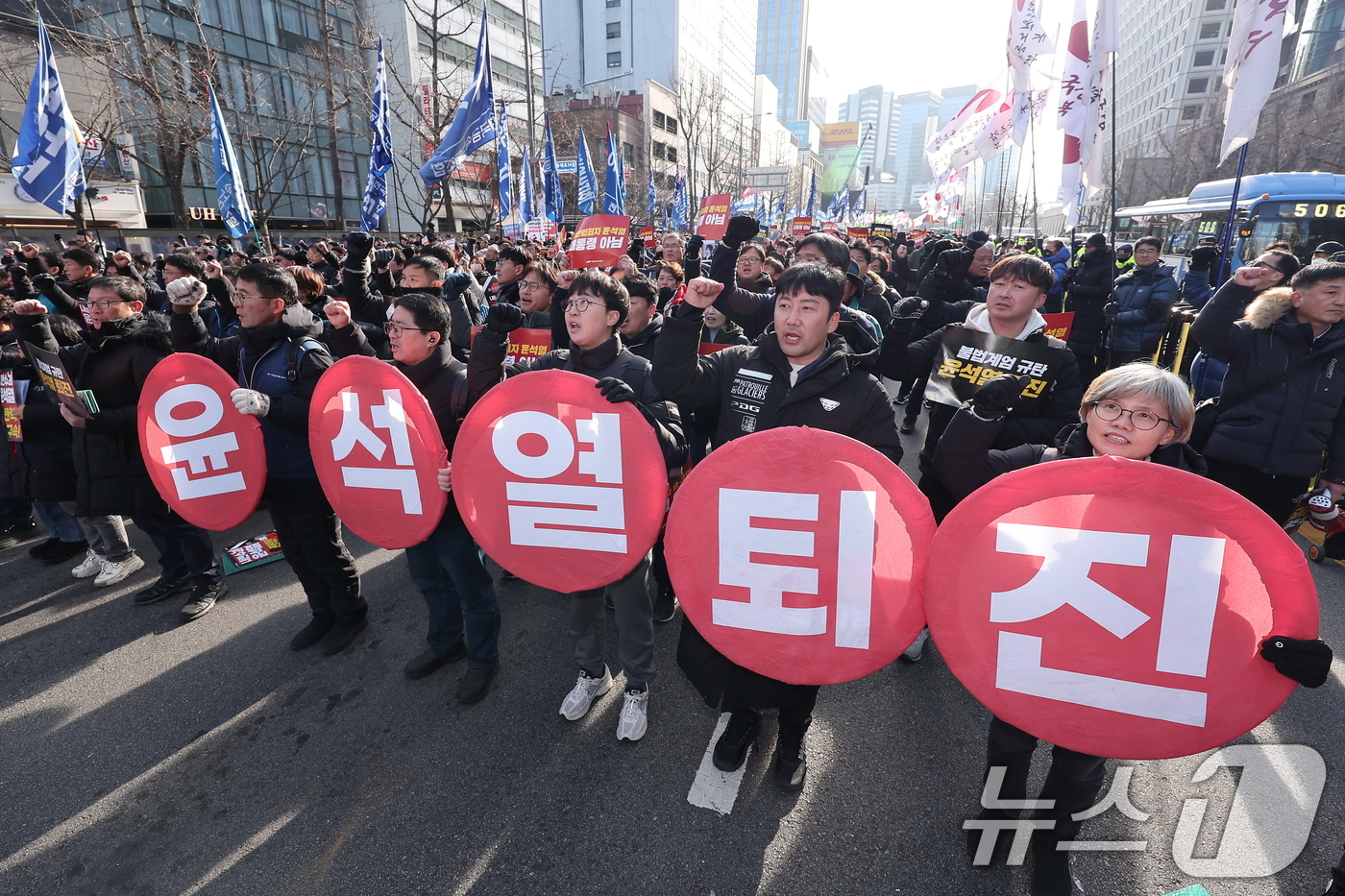 (서울=뉴스1) 김성진 기자 = 민주노총 조합원들이 12일 서울 중구 세종대로에서 열린  '내란주범 윤석열 즉각 탄핵구속! 내란동조 국민의힘 해체!' 노동자 시민대회에서 구호를 외 …
