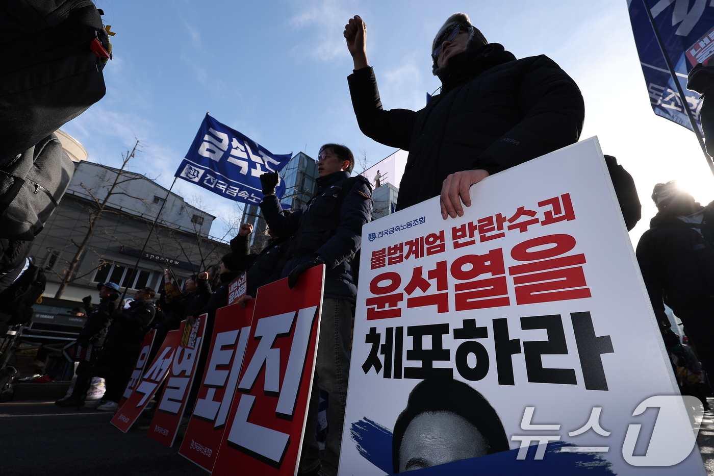 (서울=뉴스1) 김성진 기자 = 민주노총 조합원들이 12일 서울 중구 세종대로에서 열린  '내란주범 윤석열 즉각 탄핵구속! 내란동조 국민의힘 해체!' 노동자 시민대회에서 구호를 외 …