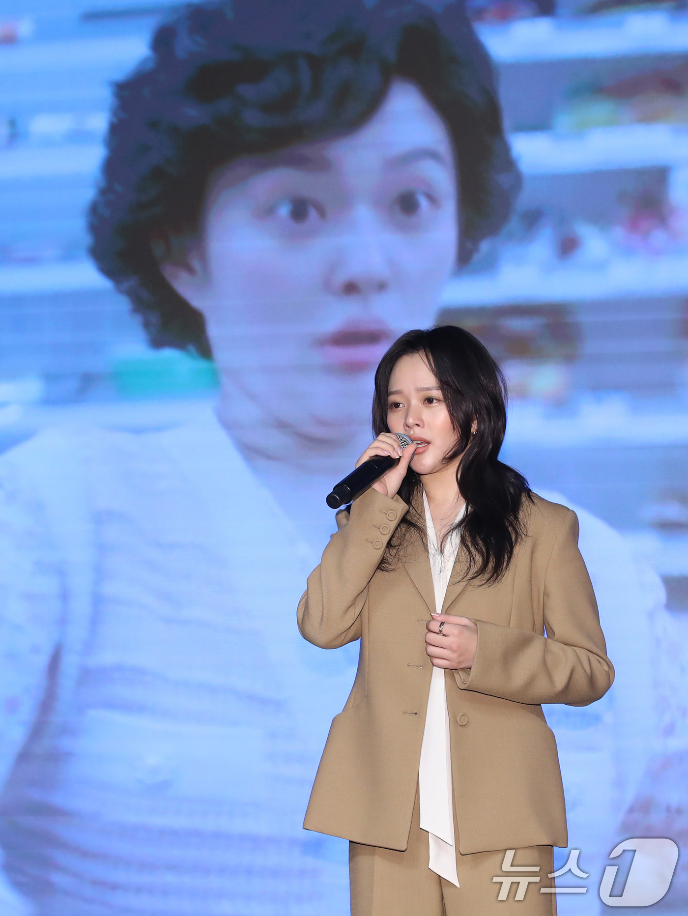 (서울=뉴스1) 권현진 기자 = 배우 정지소가 12일 서울 마포구 스탠포드호텔코리아에서 열린 KBS 2TV 드라마 '수상한 그녀' 제작발표회에서 오프닝 공연을 선보이고 있다.'수상 …