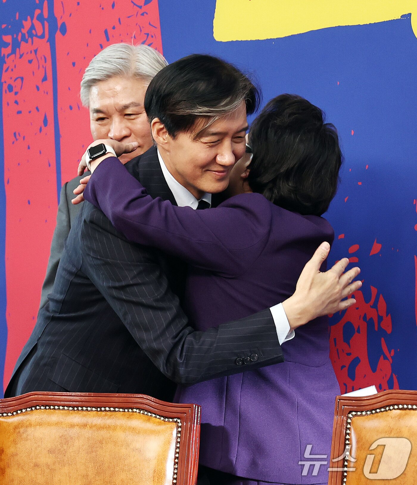 본문 이미지 - 조국 조국혁신당 대표가 12일 오후 서울 여의도 국회에서 대법원 판결 관련 입장을 밝힌 뒤 김선민 의원과 포옹하고 있다. 2024.12.12/뉴스1 ⓒ News1 구윤성 기자