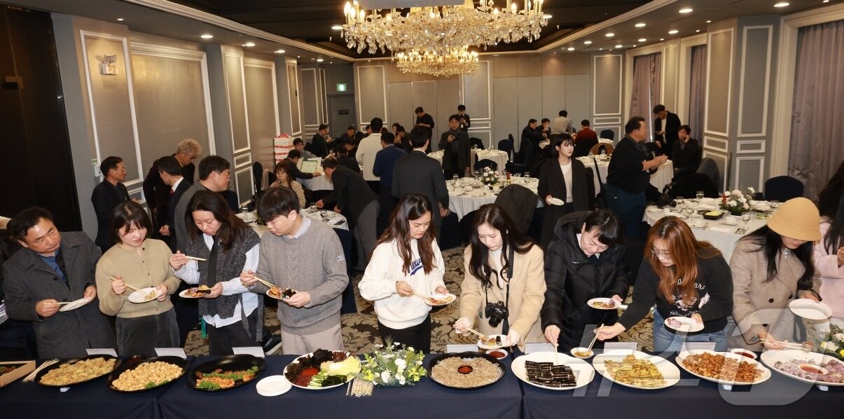 본문 이미지 - 경북 포항의 겨울철 별미인 포항 구룡포과메기와 영일만검은돌장어 홍보행사가 12일 서울 여의도 컨싱턴호텔에서 열렸다. 행사에 참석한 유명 인프루언서 등이 과매기 요리를 맛보고 있다. &#40;포항시제공&#41; 2024.12.12/뉴스1 